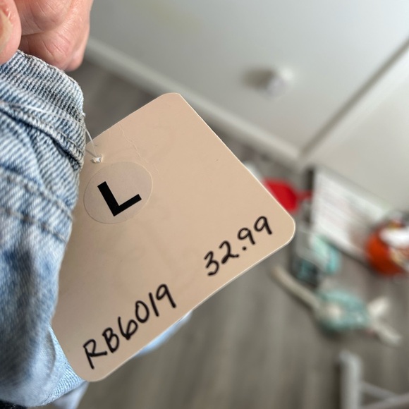 NWT- Light Wash Blue Distressed Denim Shorts - Picture 8 of 8